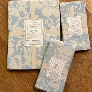 Williams-Sonoma Blue & White Painterly Damask Tablecloth 70”x90” + 8 napkins